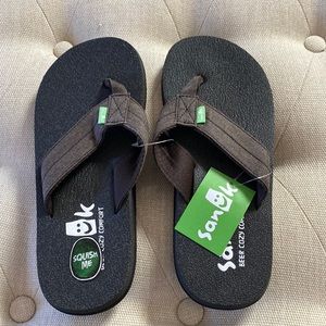 NWT! Sanuk men’s flip flops size 7